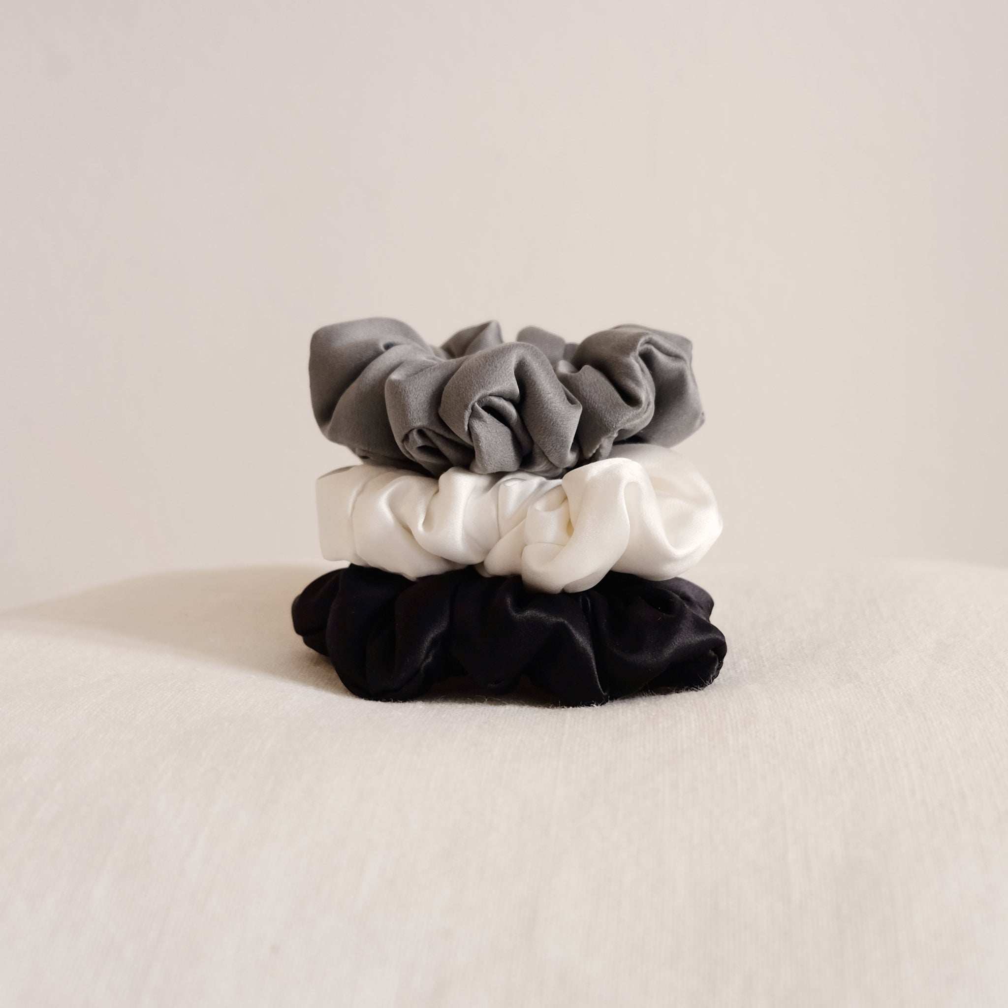 Scrunchies in Seta, un tocco di eleganza e benessere per i tuoi capelli