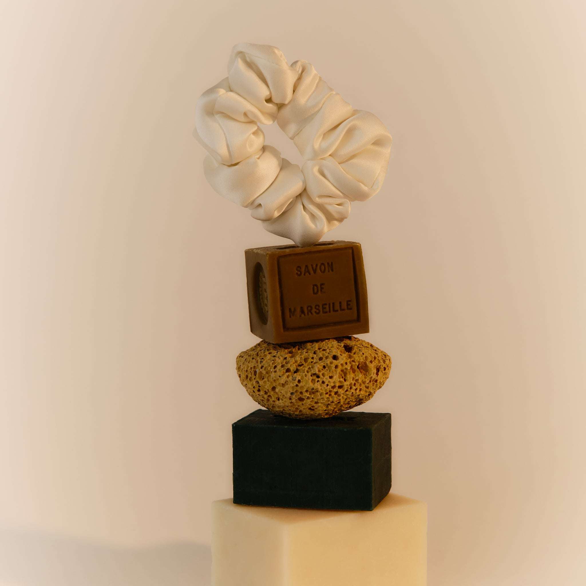 Scrunchies in Seta, un tocco di eleganza e benessere per i tuoi capelli